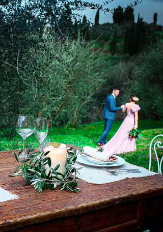 banchetto di nozze in giardino, situato in villa toscana