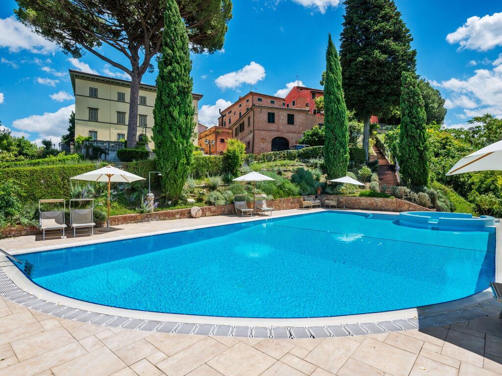 casa vacanze con alloggi e piscina nella campagna toscana