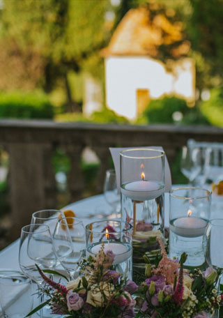 apparecchiatura per pranzo di nozze, in terrazza all'interno di una villa in Toscana