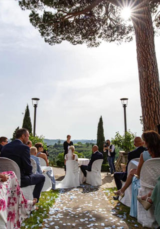 cerimonia civile per matrimonio svolta in giardino, villa Toscana