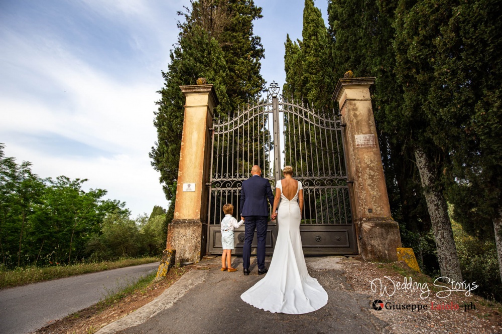 particolare dell'ingresso alla villa storica per matrimonio in Toscana