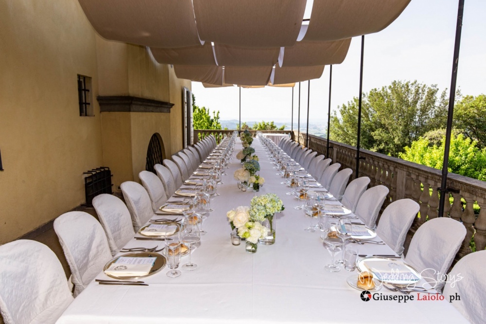 allestimento della sala da pranzo esterna del matrimonio in villa Toscana