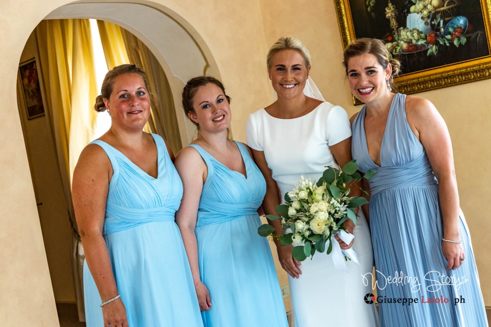 foto di gruppo della sposa e delle damigelle della sposa