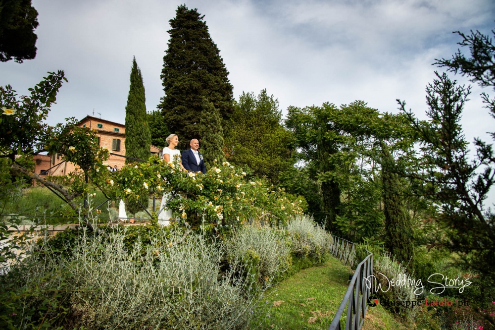 gli sposi guardano il panorama dalle terrazze del giardino della location esclusiva in Toscana