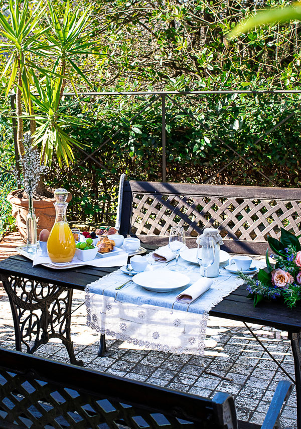 scorcio di giardino per colazione in villa toscana