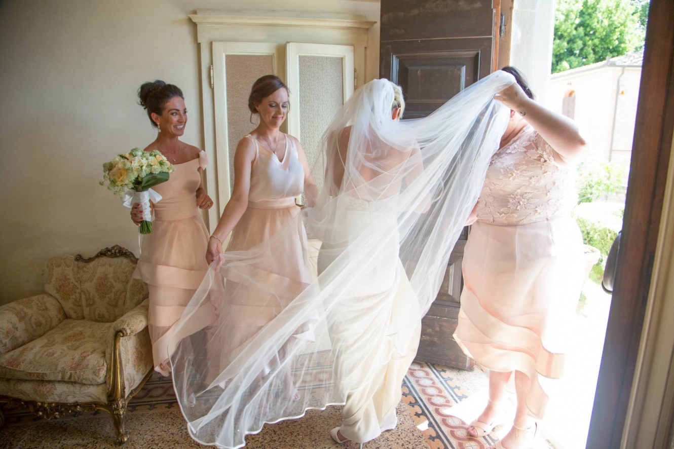 sposa e damigelle che si preparano per il matrimonio in una antica villa della Toscana