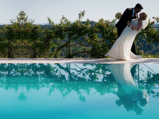 sposa e sposo in un antico borgo con piscina per sposarsi in una villa Toscana