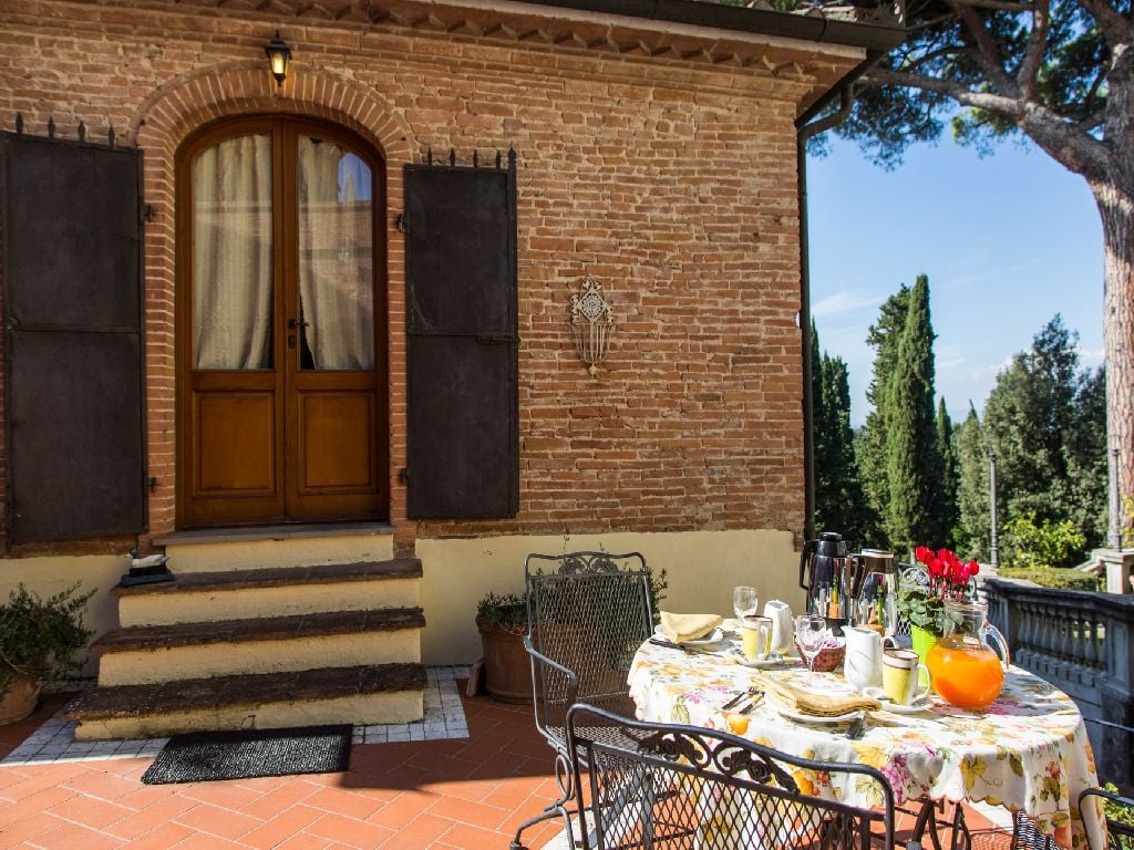 Casa vacanze in Toscana, colazione fatta in casa all'aperto