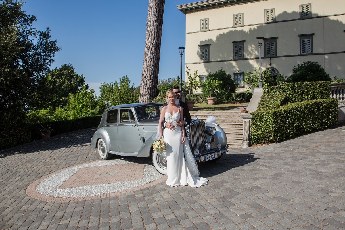 vera villa storica per sposarsi Toscana con auto d'epoca