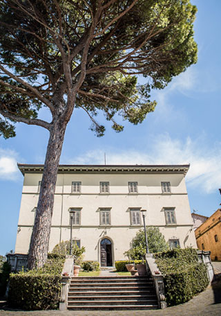 villa in toscana, entra principale con scalinata della villa