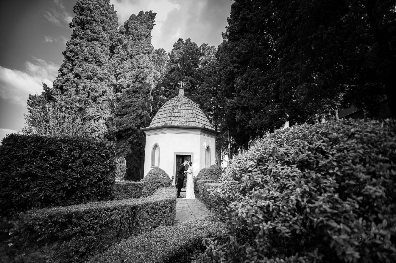 villa toscana con cappella storica per matrimoni religiosi